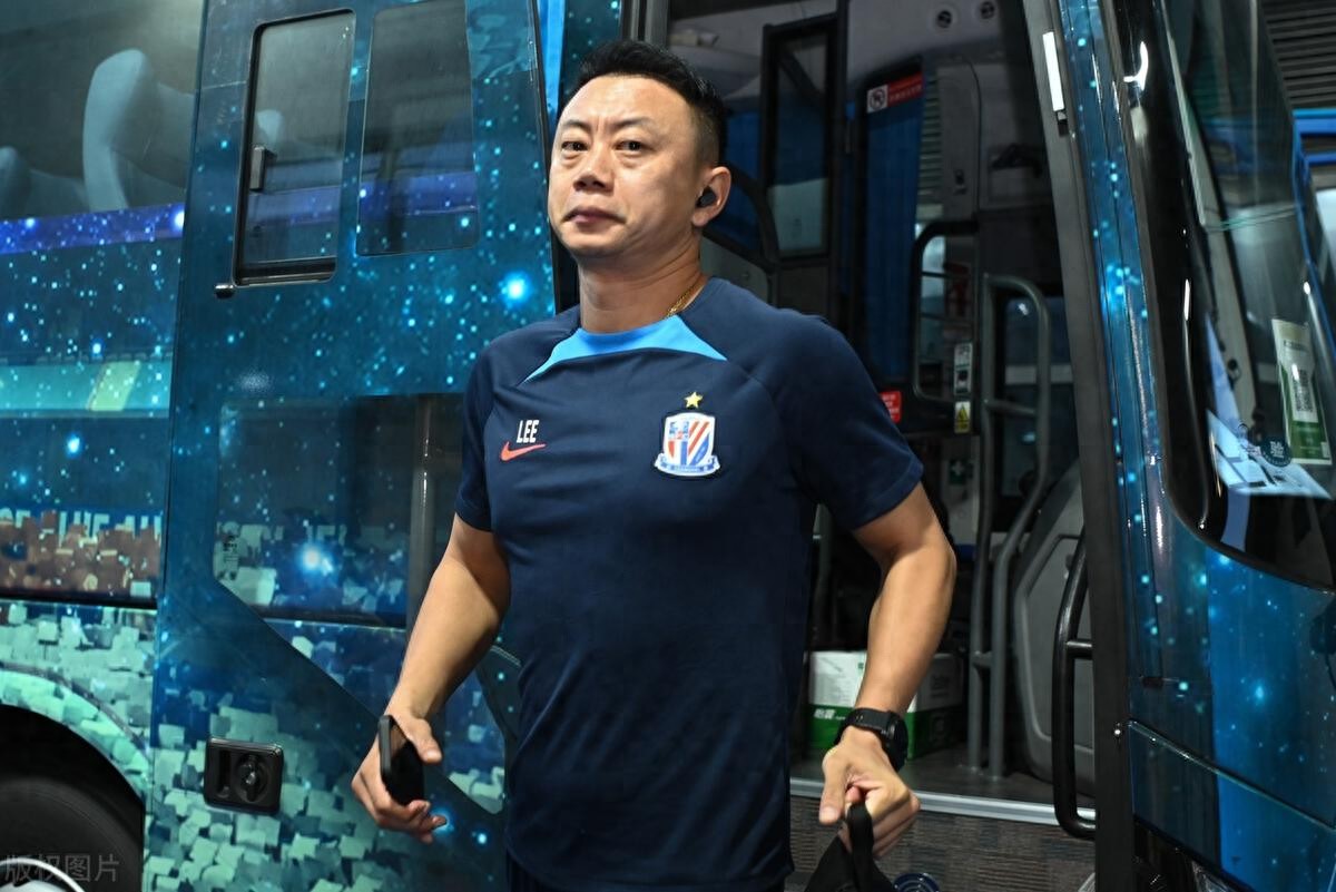 李帅在社媒炮轰前申花助教，直言他向队员借钱至今不还，引发热议