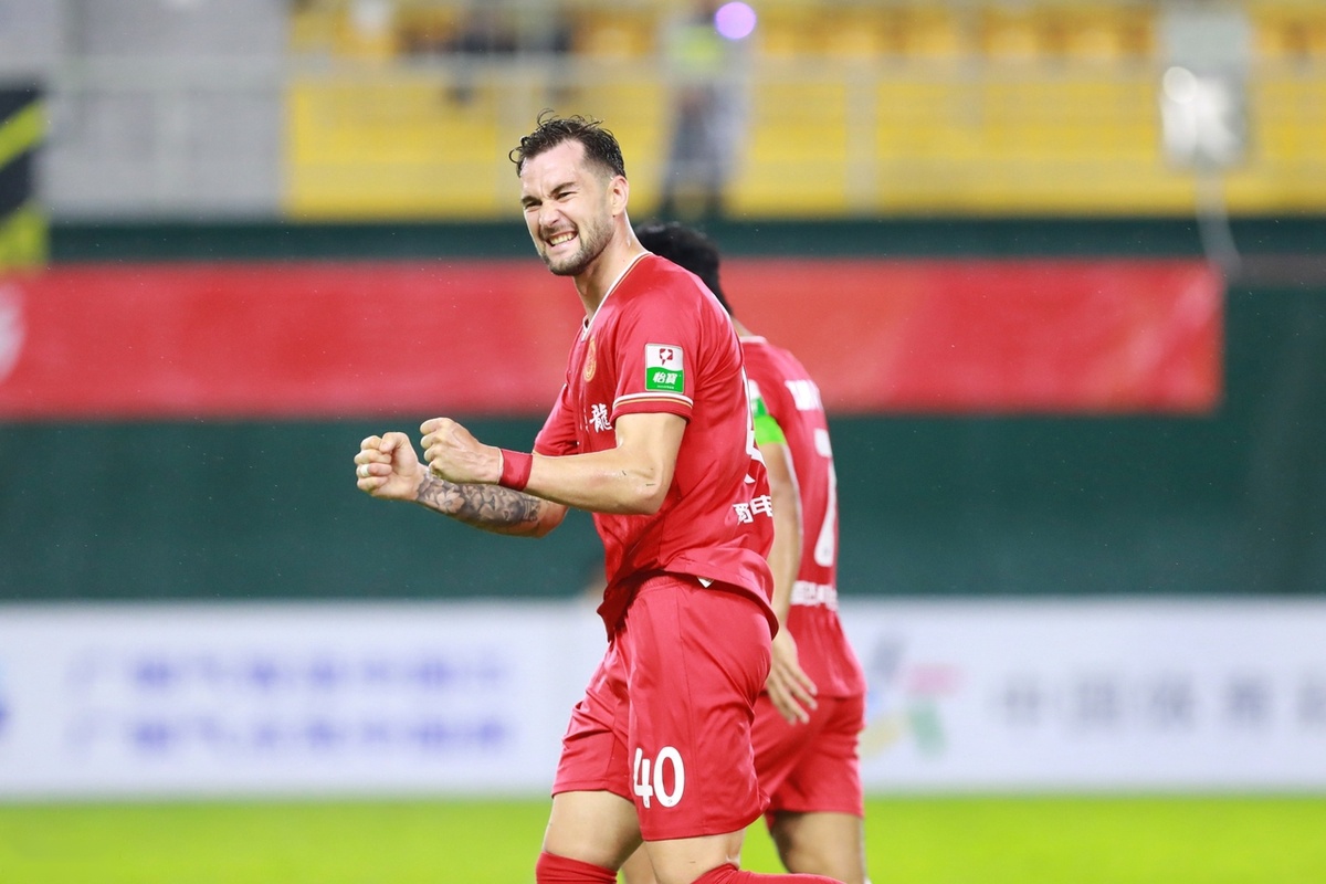 5比1狂胜！18岁新星闪耀：11分钟造3球+广州队徽护腿板让人动容