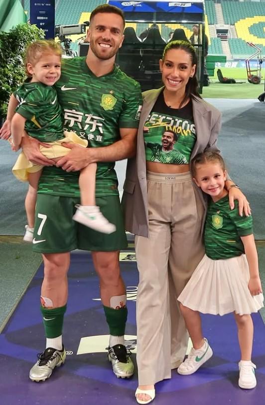 塞尔吉尼奥妻子晒一家四口在工体合影：这是我一生的挚爱