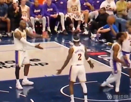 布朗尼被独行侠球员一步过掉后，詹姆斯摊手向队友表示不满