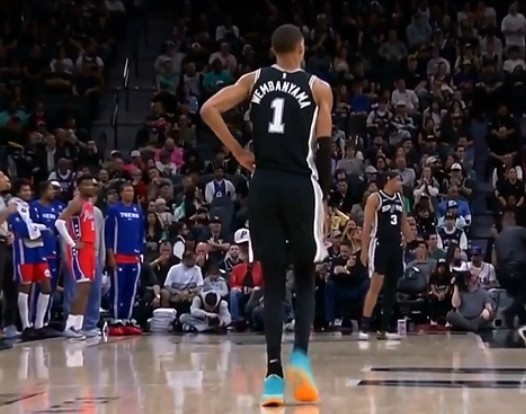 文班亚马左肋骨挫伤伤退，再出场1次超20分钟比赛可参评奖项