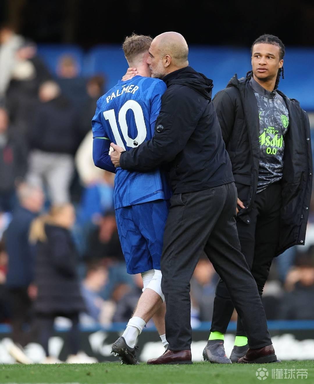 师徒情深，瓜迪奥拉赛后抱住帕尔默亲密交流