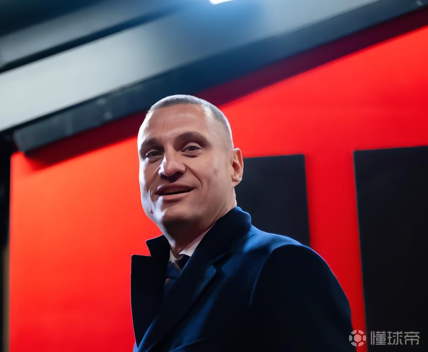 维迪奇现场观战玫瑰德比，如今15号主人约罗本场比赛表现糟糕